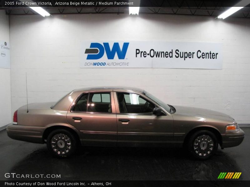 Arizona Beige Metallic / Medium Parchment 2005 Ford Crown Victoria