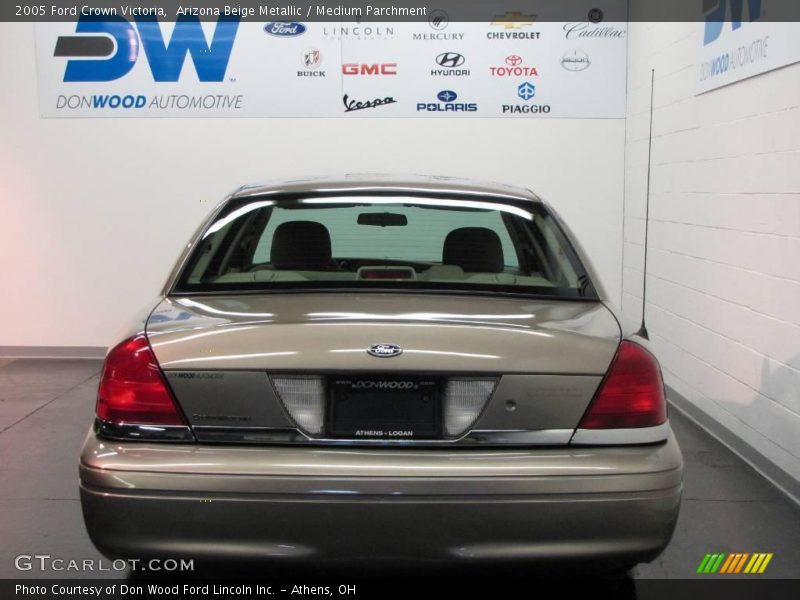 Arizona Beige Metallic / Medium Parchment 2005 Ford Crown Victoria