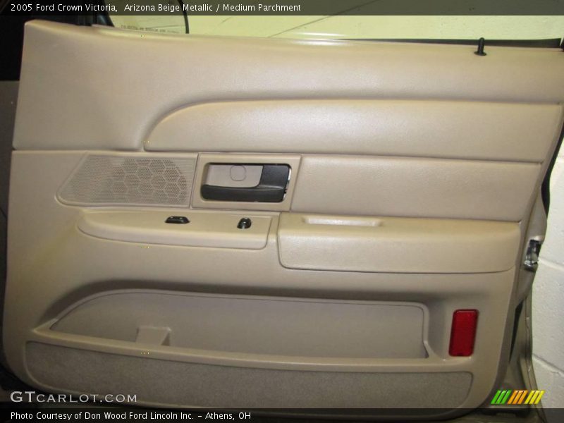 Arizona Beige Metallic / Medium Parchment 2005 Ford Crown Victoria