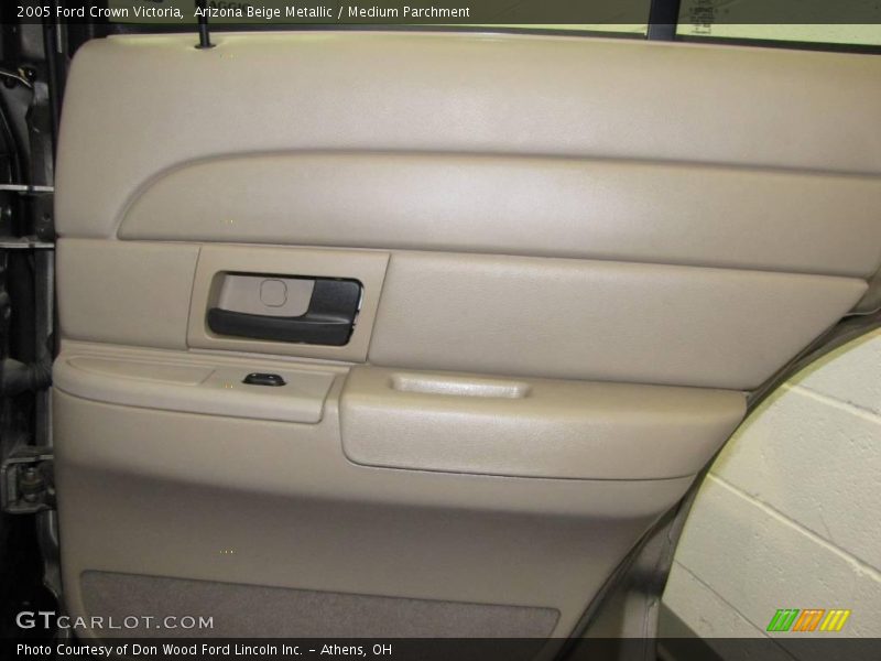 Arizona Beige Metallic / Medium Parchment 2005 Ford Crown Victoria