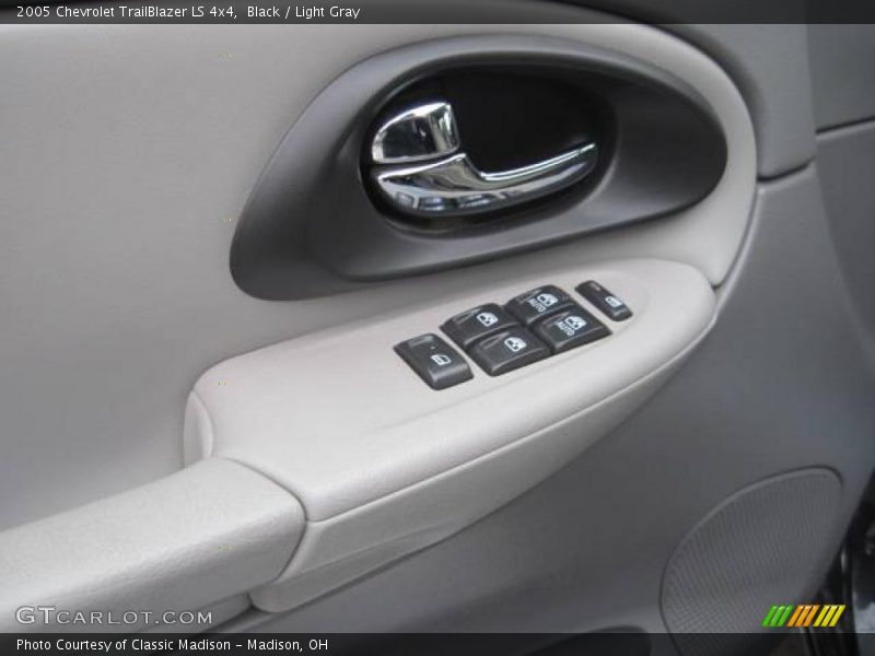 Black / Light Gray 2005 Chevrolet TrailBlazer LS 4x4