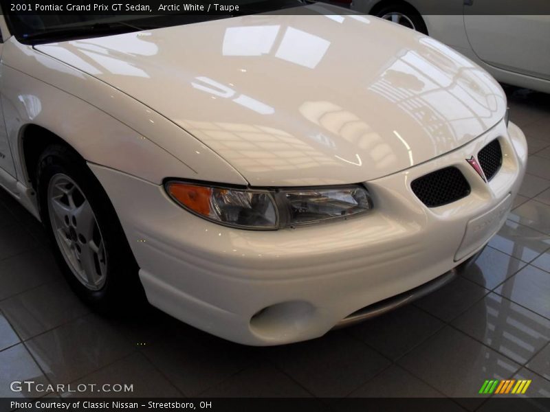 Arctic White / Taupe 2001 Pontiac Grand Prix GT Sedan