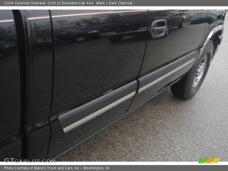 Black / Dark Charcoal 2004 Chevrolet Silverado 1500 LS Extended Cab 4x4