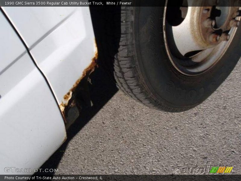 White / Pewter 1990 GMC Sierra 3500 Regular Cab Utility Bucket Truck