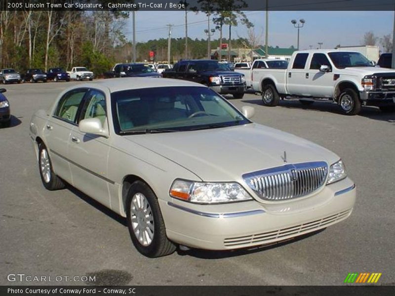 Cashmere Tri-Coat / Beige 2005 Lincoln Town Car Signature