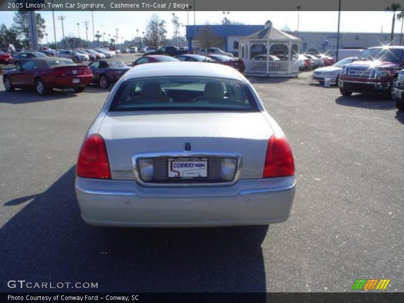 Cashmere Tri-Coat / Beige 2005 Lincoln Town Car Signature