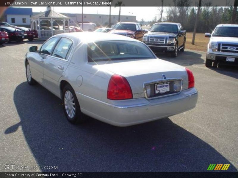 Cashmere Tri-Coat / Beige 2005 Lincoln Town Car Signature