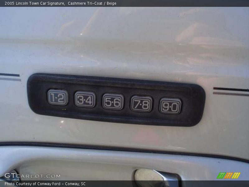 Cashmere Tri-Coat / Beige 2005 Lincoln Town Car Signature