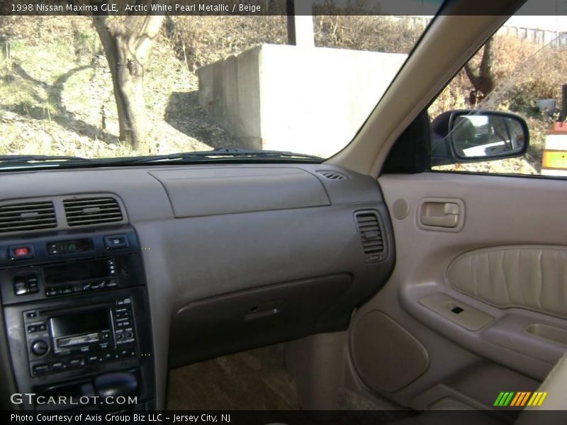 Arctic White Pearl Metallic / Beige 1998 Nissan Maxima GLE