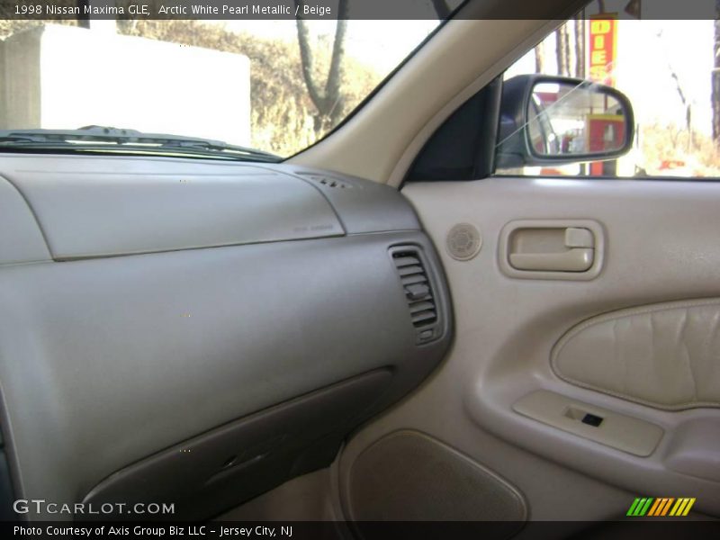 Arctic White Pearl Metallic / Beige 1998 Nissan Maxima GLE