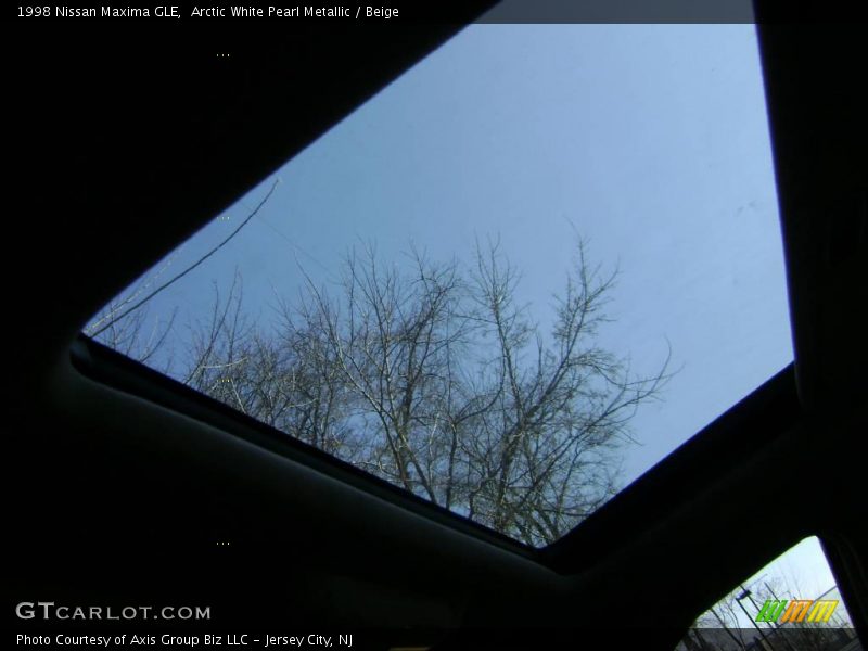 Arctic White Pearl Metallic / Beige 1998 Nissan Maxima GLE