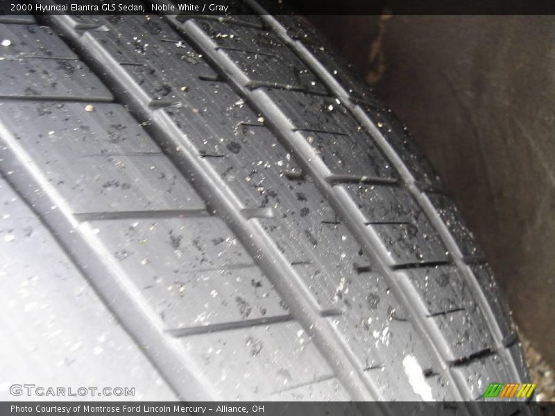 Noble White / Gray 2000 Hyundai Elantra GLS Sedan