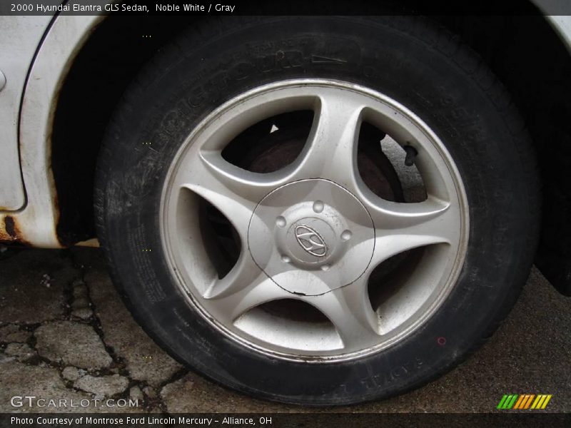 Noble White / Gray 2000 Hyundai Elantra GLS Sedan