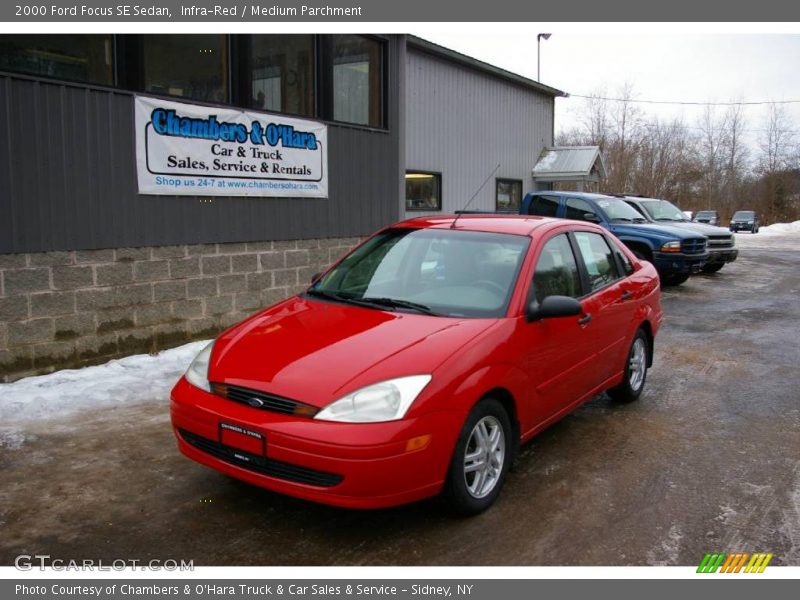 Infra-Red / Medium Parchment 2000 Ford Focus SE Sedan