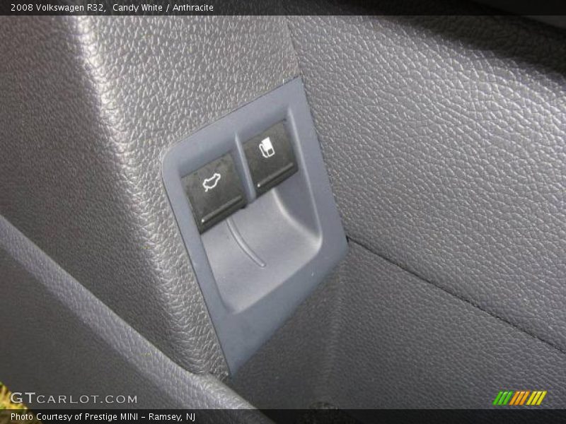 Candy White / Anthracite 2008 Volkswagen R32