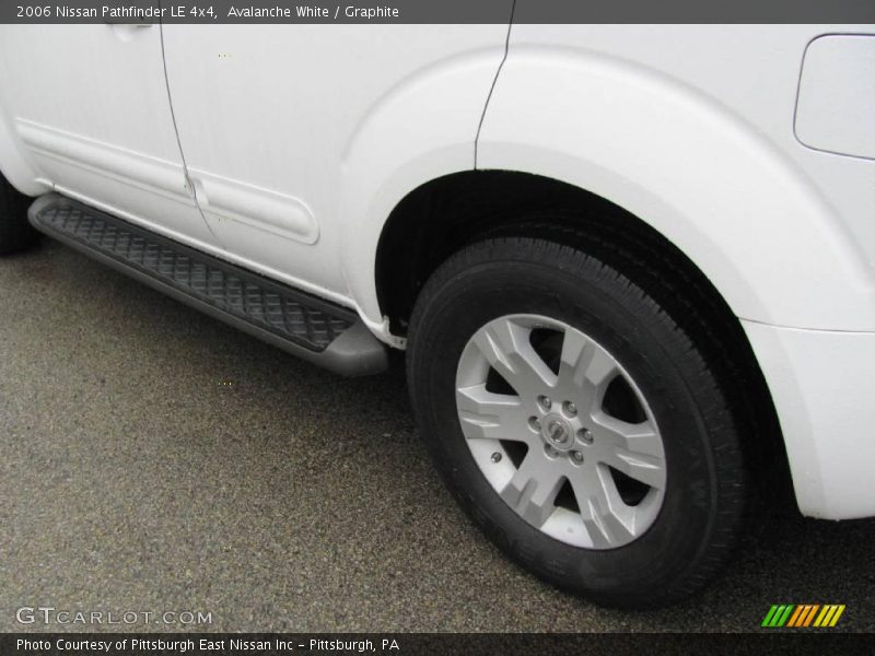 Avalanche White / Graphite 2006 Nissan Pathfinder LE 4x4