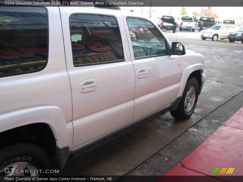 Summit White / Gray/Dark Charcoal 2004 Chevrolet Suburban 1500 Z71 4x4