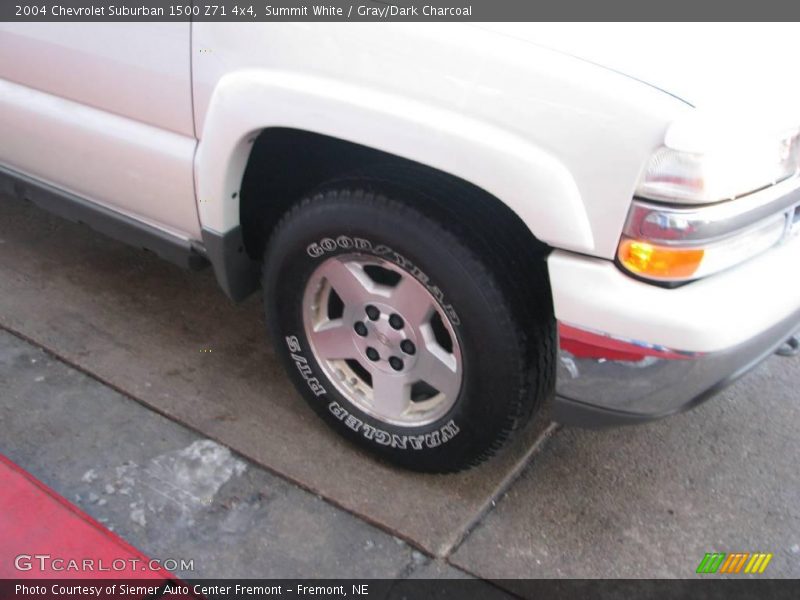 Summit White / Gray/Dark Charcoal 2004 Chevrolet Suburban 1500 Z71 4x4