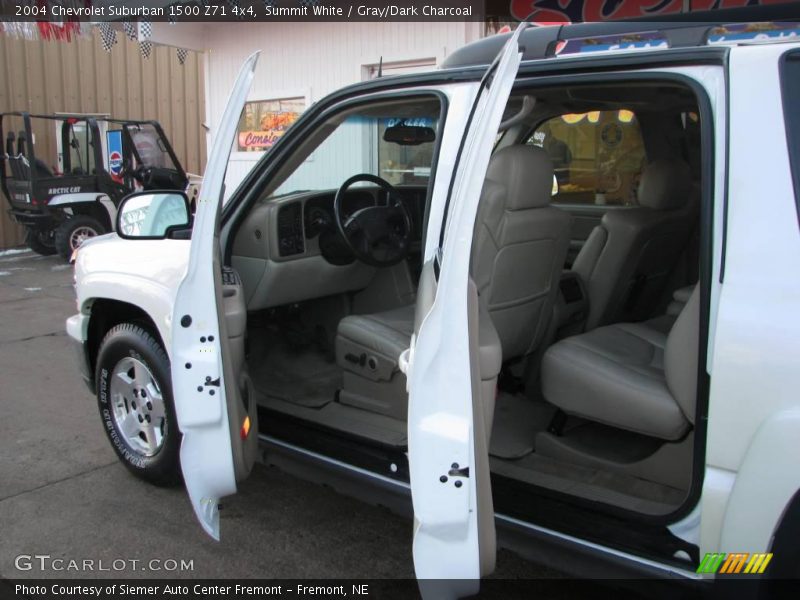 Summit White / Gray/Dark Charcoal 2004 Chevrolet Suburban 1500 Z71 4x4