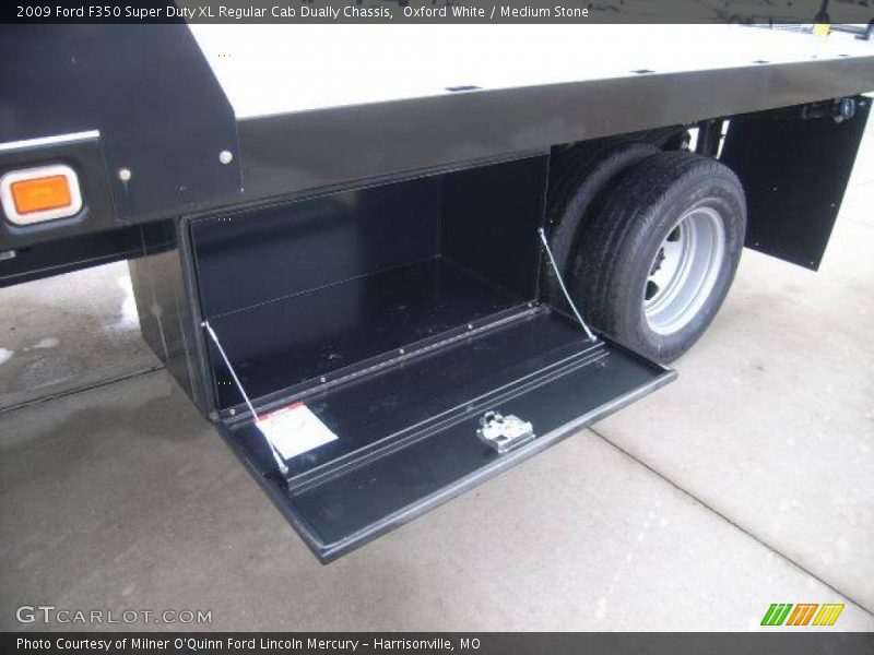 Oxford White / Medium Stone 2009 Ford F350 Super Duty XL Regular Cab Dually Chassis