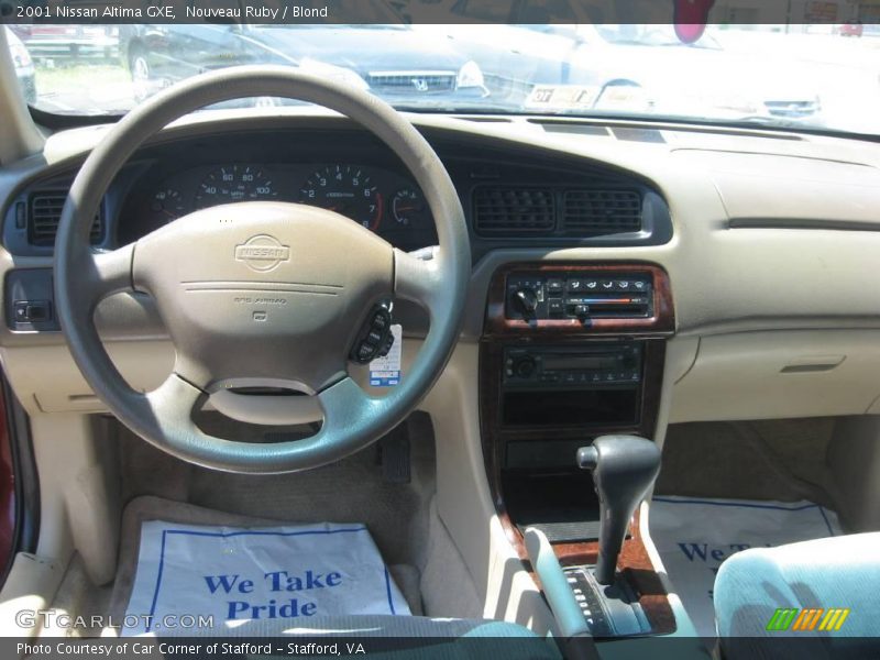 Nouveau Ruby / Blond 2001 Nissan Altima GXE