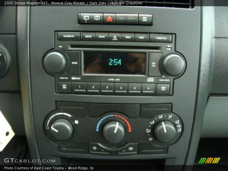Mineral Gray Metallic / Dark Slate Gray/Light Graystone 2005 Dodge Magnum SXT