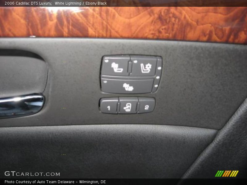 White Lightning / Ebony Black 2006 Cadillac DTS Luxury