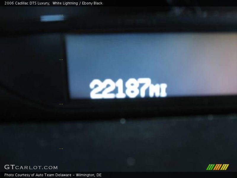 White Lightning / Ebony Black 2006 Cadillac DTS Luxury
