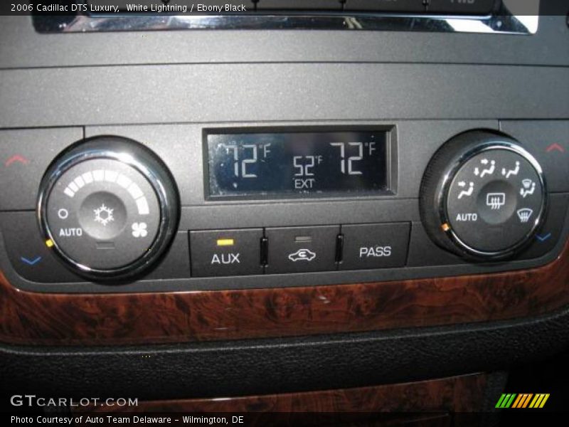 White Lightning / Ebony Black 2006 Cadillac DTS Luxury