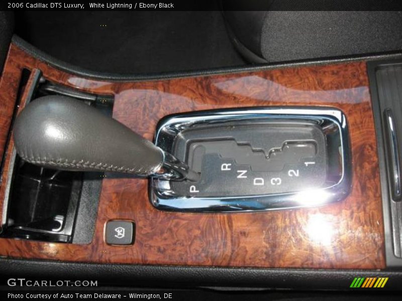 White Lightning / Ebony Black 2006 Cadillac DTS Luxury