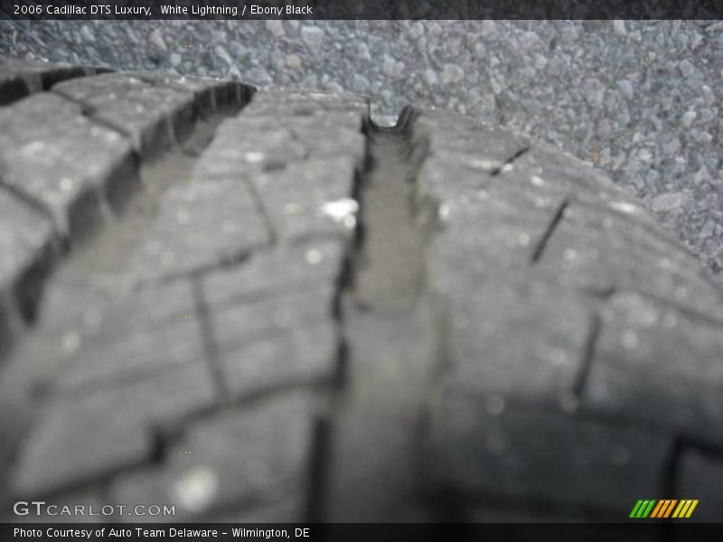 White Lightning / Ebony Black 2006 Cadillac DTS Luxury