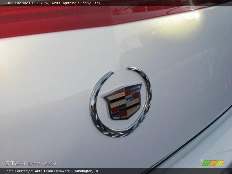 White Lightning / Ebony Black 2006 Cadillac DTS Luxury