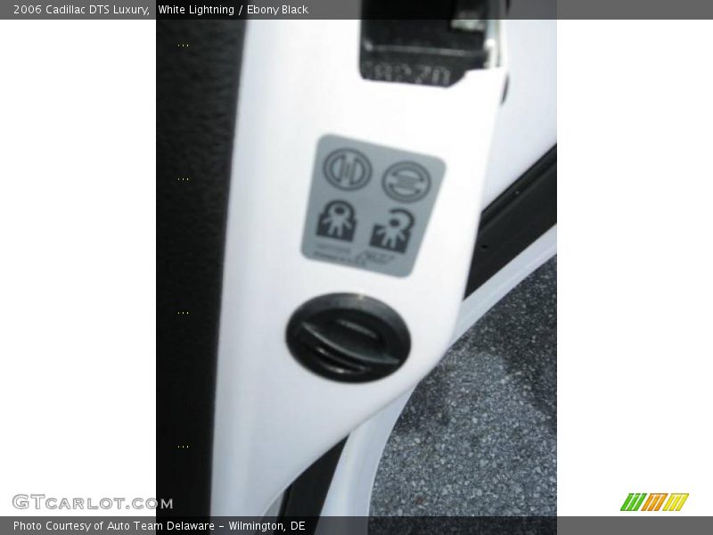 White Lightning / Ebony Black 2006 Cadillac DTS Luxury