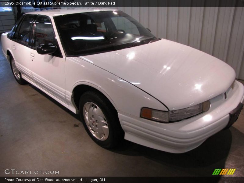 White / Dark Red 1995 Oldsmobile Cutlass Supreme S Sedan
