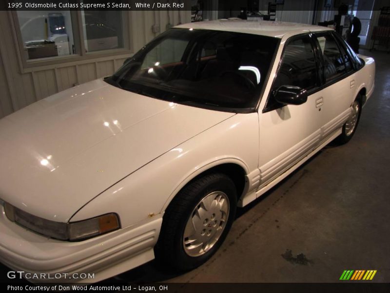 White / Dark Red 1995 Oldsmobile Cutlass Supreme S Sedan