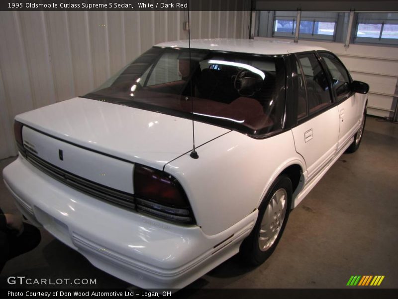 White / Dark Red 1995 Oldsmobile Cutlass Supreme S Sedan