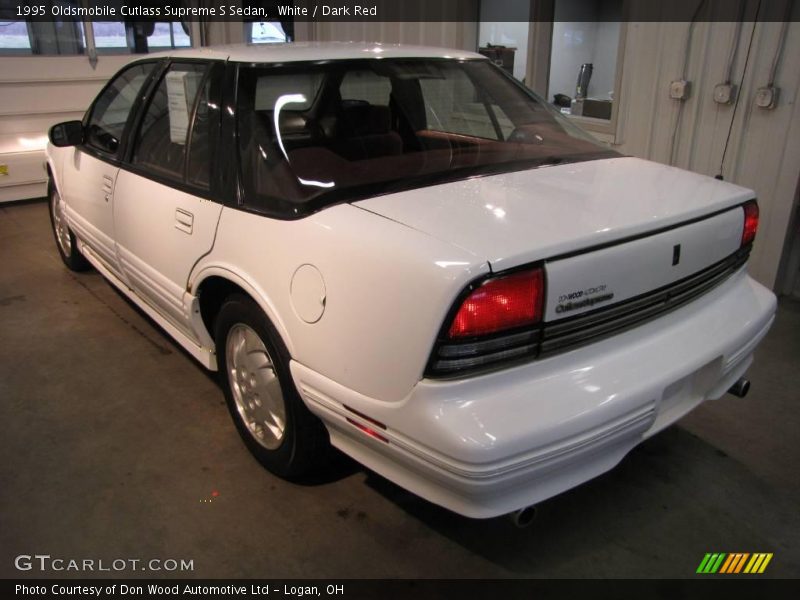 White / Dark Red 1995 Oldsmobile Cutlass Supreme S Sedan