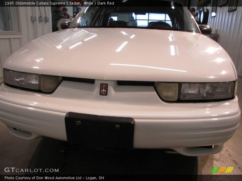 White / Dark Red 1995 Oldsmobile Cutlass Supreme S Sedan