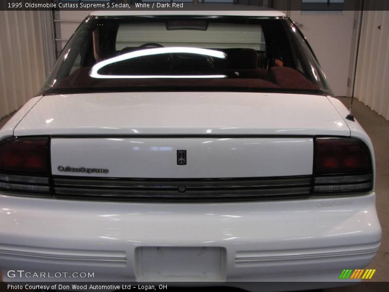 White / Dark Red 1995 Oldsmobile Cutlass Supreme S Sedan