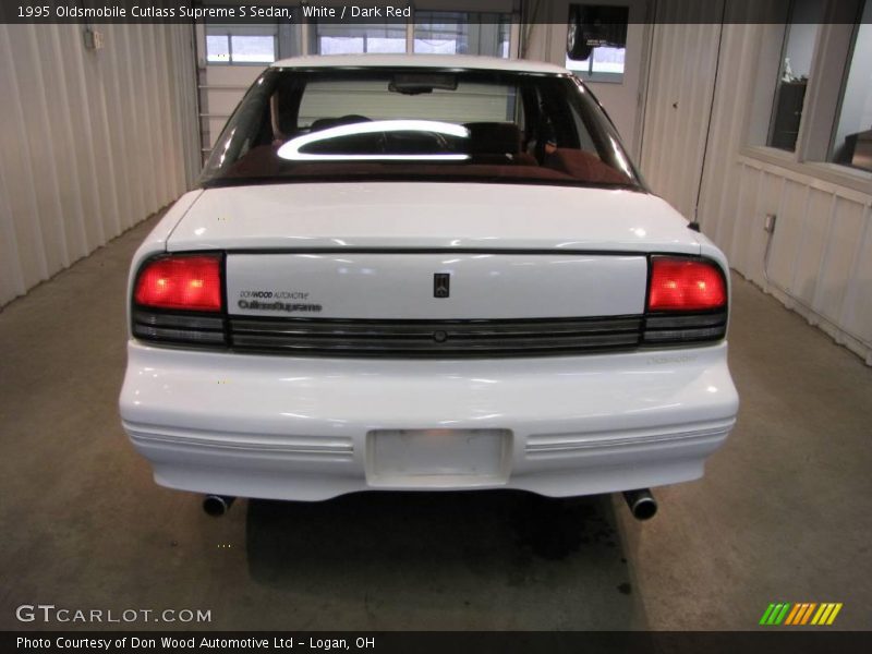 White / Dark Red 1995 Oldsmobile Cutlass Supreme S Sedan