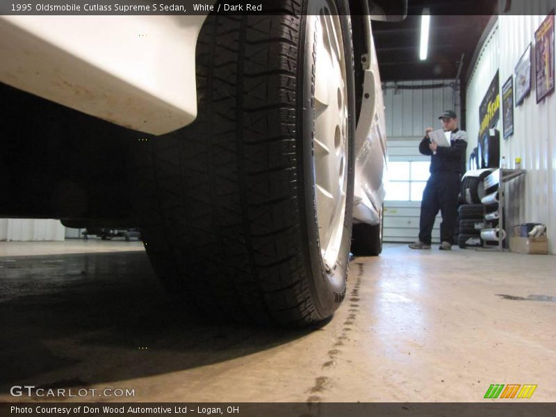 White / Dark Red 1995 Oldsmobile Cutlass Supreme S Sedan
