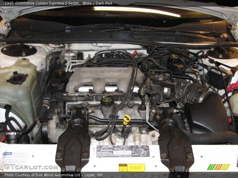 White / Dark Red 1995 Oldsmobile Cutlass Supreme S Sedan