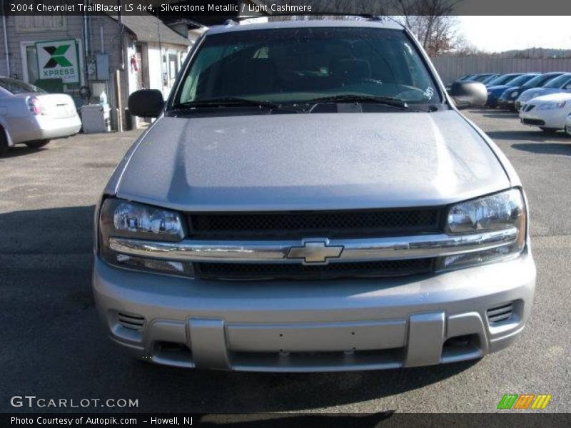Silverstone Metallic / Light Cashmere 2004 Chevrolet TrailBlazer LS 4x4