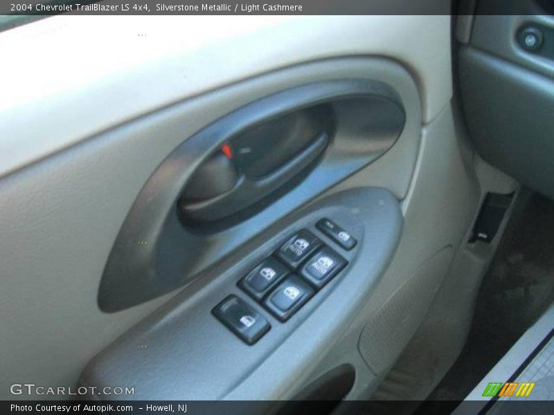 Silverstone Metallic / Light Cashmere 2004 Chevrolet TrailBlazer LS 4x4