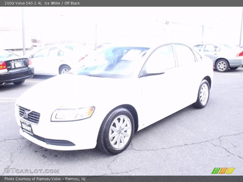 Ice White / Off Black 2009 Volvo S40 2.4i