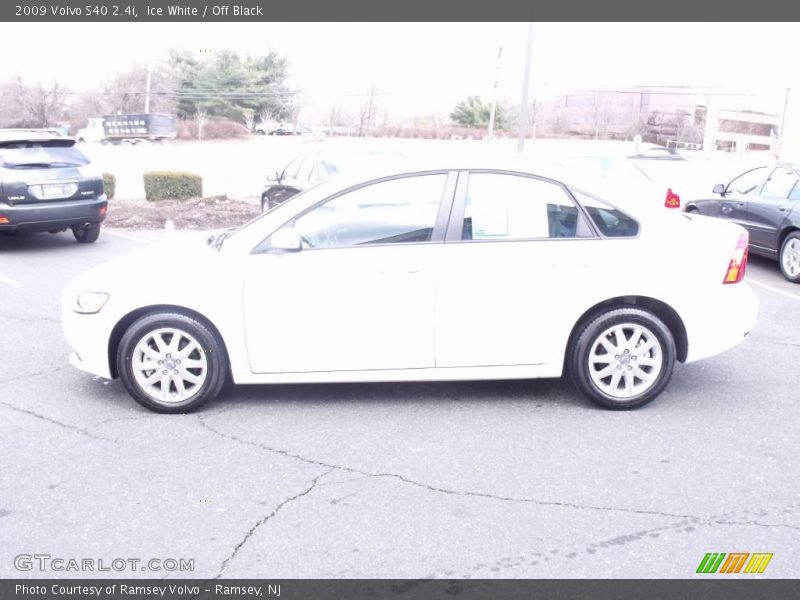 Ice White / Off Black 2009 Volvo S40 2.4i