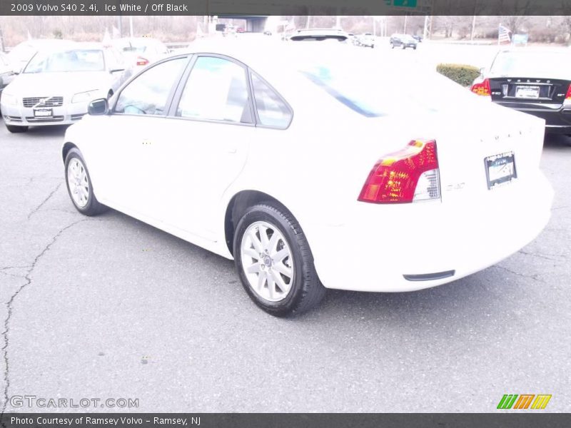 Ice White / Off Black 2009 Volvo S40 2.4i