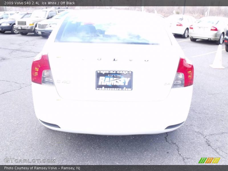 Ice White / Off Black 2009 Volvo S40 2.4i