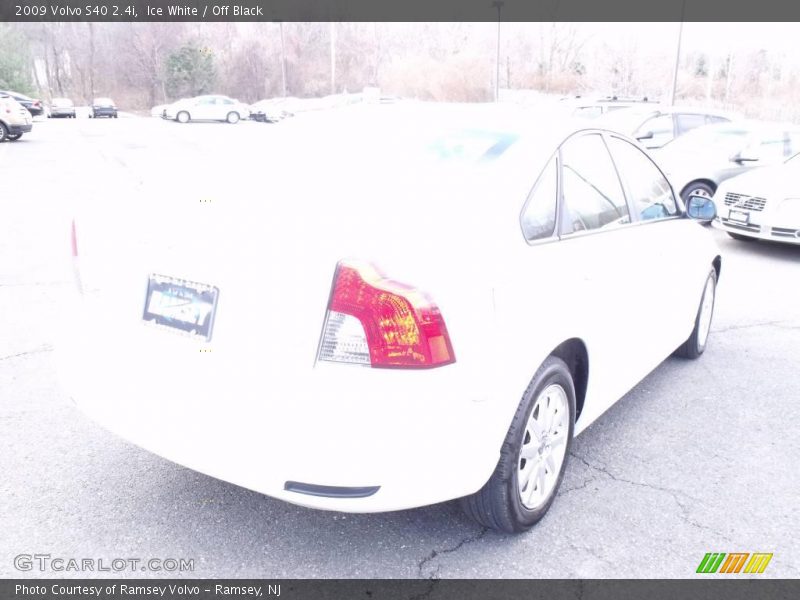Ice White / Off Black 2009 Volvo S40 2.4i