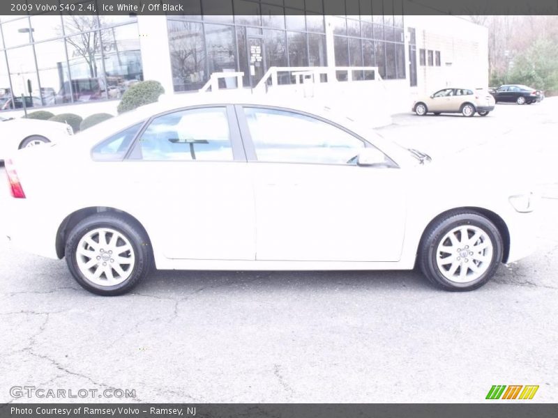 Ice White / Off Black 2009 Volvo S40 2.4i